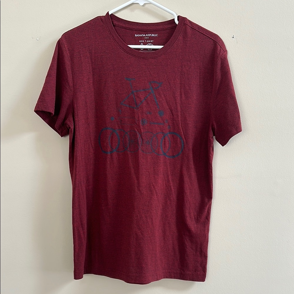 Banana Republic Men's Red Graphic T-Shirt